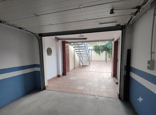 Puerta garaje seccional NOVOFERM. Muy buen estado.