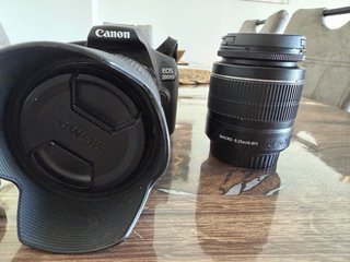 Canon EOS 2000D + 2 objetivos