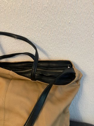 Bolso de cuero beige y negro