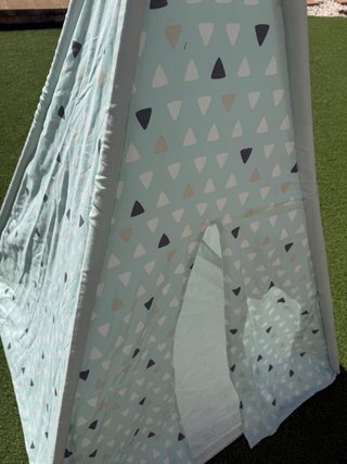 Tienda tipi infantil con triángulos