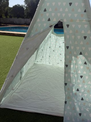 Tienda tipi infantil con triángulos