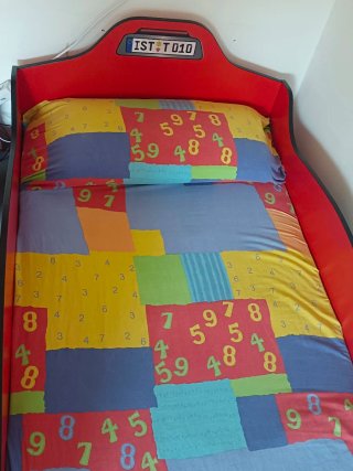 Cama infantil coche de carreras roja.