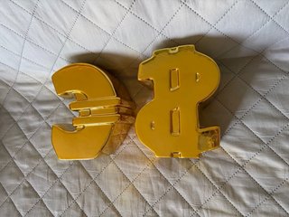 Dos huchas en forma de euro y dolar