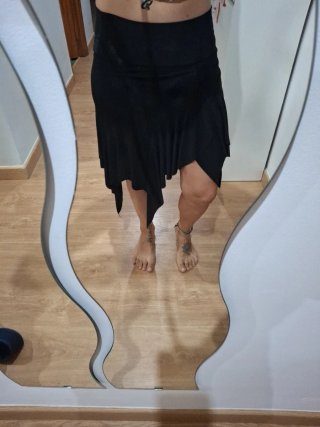 Falda negra asimétrica