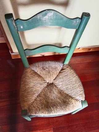 Silla infantil de enea y madera