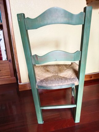 Silla infantil de enea y madera