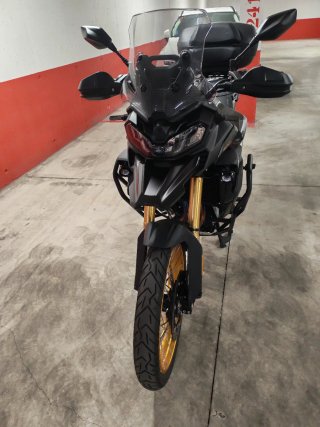 Voge 900 DSX - 4500 km por operacion + cascos/ropa
