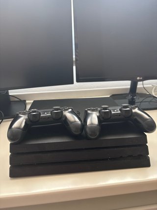 PS4 Pro + 2 Mandos Originales