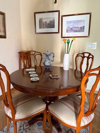 Mueble bajo, mesa redonda, 4 sillas, mesa auxiliar