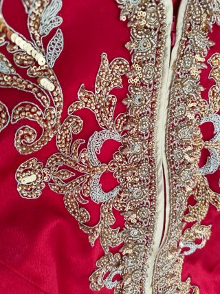 Vestido tradicional chino bordado rojo y dorado