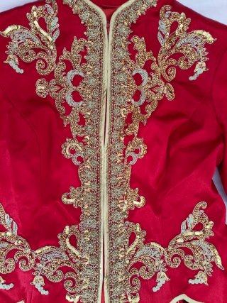 Vestido tradicional chino bordado rojo y dorado