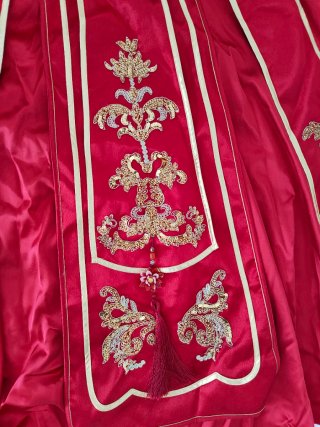 Vestido tradicional chino bordado rojo y dorado