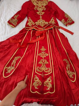 Vestido tradicional chino bordado rojo y dorado