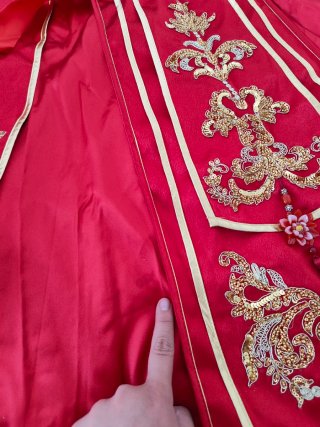 Vestido tradicional chino bordado rojo y dorado