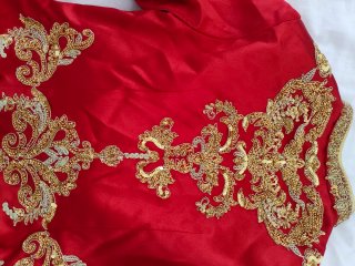 Vestido tradicional chino bordado rojo y dorado