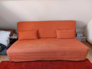 Sofá cama naranja con arcón