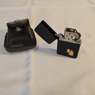 Accendino Zippo nero con custodia