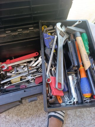 Caja de herramientas con varias piezas