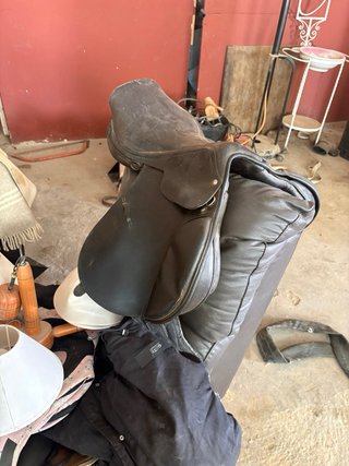 Montura de salto de cuero