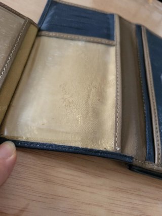 Cartera de cuero azul marino.Muchos compartimentos