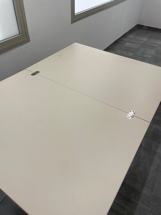 Mesa de madera beige