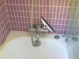 Baño completo: bañera, WC, lavabo y espejo