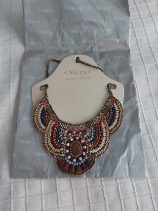 Collar de abalorios de esfera con etiqueta