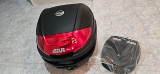 Baúl Moto Givi 30L Negro Rojo