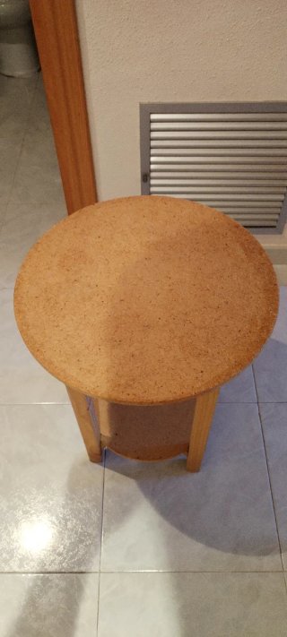 Mesa auxiliar redonda de madera y corcho
