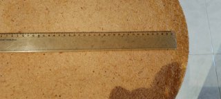 Mesa auxiliar redonda de madera y corcho