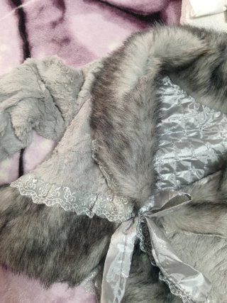 Chaqueta de pelo gris y blanco