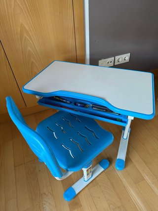 Escritorio y silla infantil azul