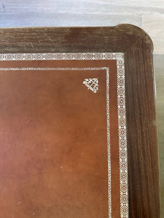 Escritorio antiguo de madera y piel