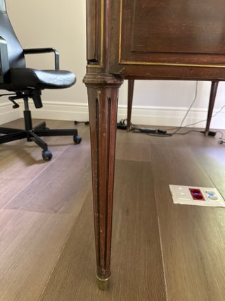 Escritorio antiguo de madera y piel
