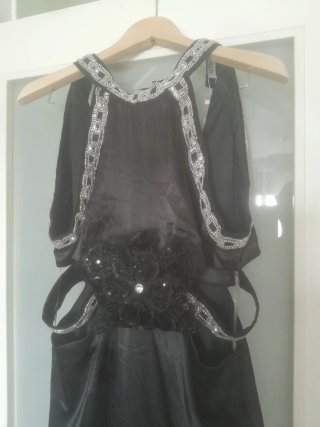 Vestido de fiesta negro con pedrería