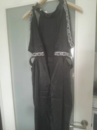 Vestido de fiesta negro con pedrería