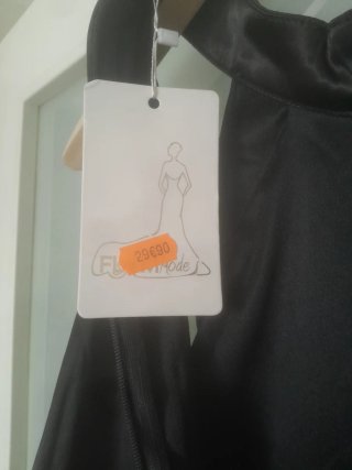 Vestido de fiesta negro con pedrería