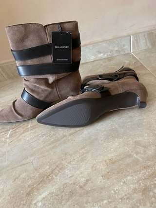 Botines de piel con hebillas