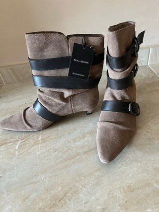 Botines de piel con hebillas