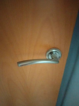 Puerta interior madera haya robusta con rejilla