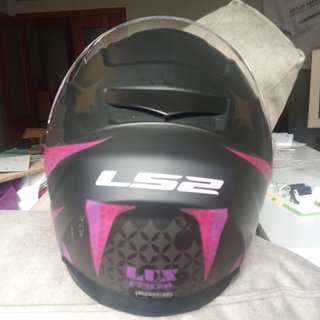 Casco de moto LS2 color negro y fucsia