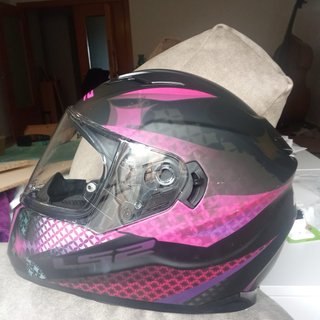 Casco de moto LS2 color negro y fucsia