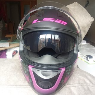 Casco de moto LS2 color negro y fucsia