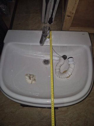 Pila de lavar blanca + Lavabo
