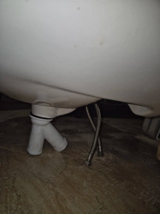 Pila de lavar blanca + Lavabo