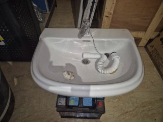 Pila de lavar blanca + Lavabo