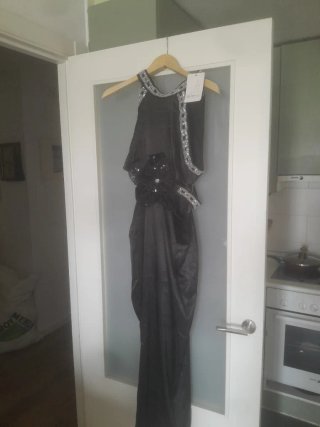 Vestido de fiesta negro con pedrería