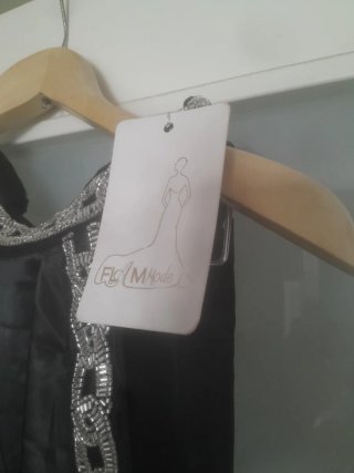 Vestido de fiesta negro con pedrería