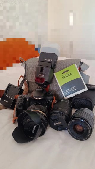 Cámara Canon EOS 70D con accesorios