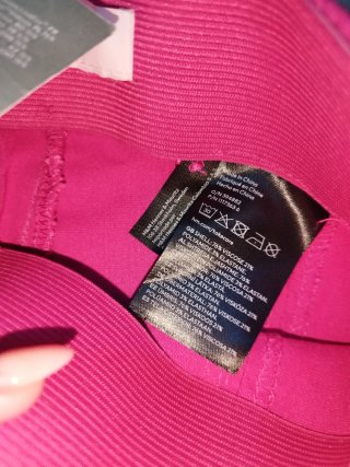 Pantalón rosa de talle alto con abertura